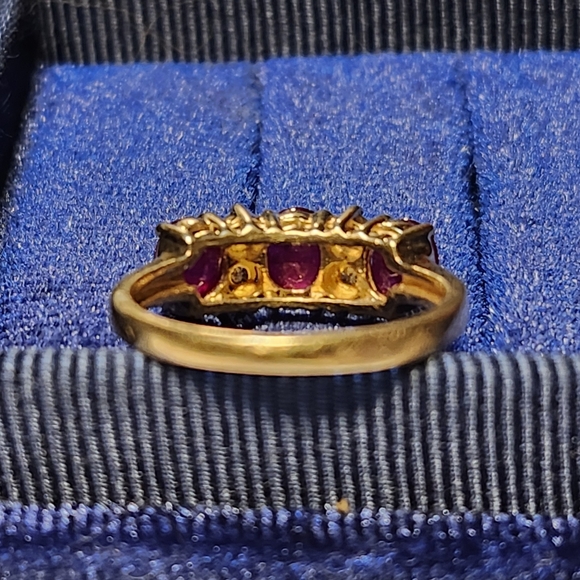 Beautiful 14 kt  Ruby and Diamond Ring - Picture 9 of 16